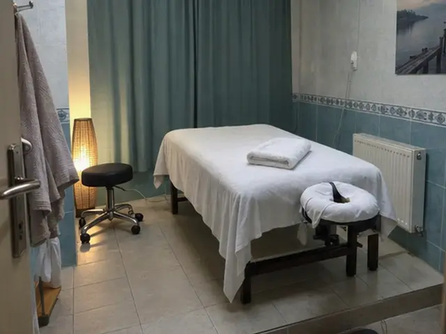 Mavi perdeli odada masaj masası ve tabure — Gürpınar, Masaj Salonun