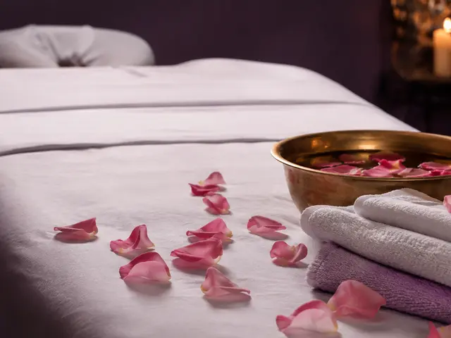 Havlu, gül yaprakları ve pirinç kâse — Gürpınar, Masaj Salonun