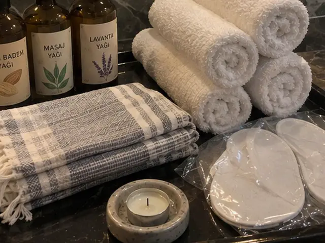 Masaj ve lavanta yağı, rulo havlular ve ekose peştemal — Gürpınar, Masaj Salonun