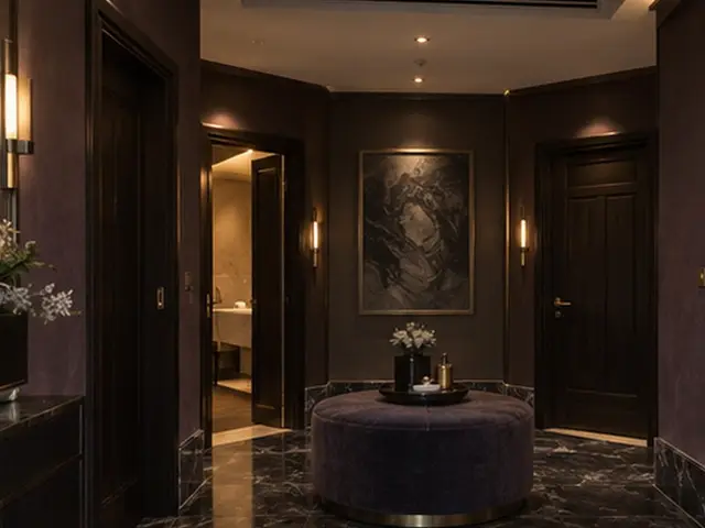 Yuvarlak puflu, mermer zeminli bekleme alanı — Gürpınar, Masaj Salonun